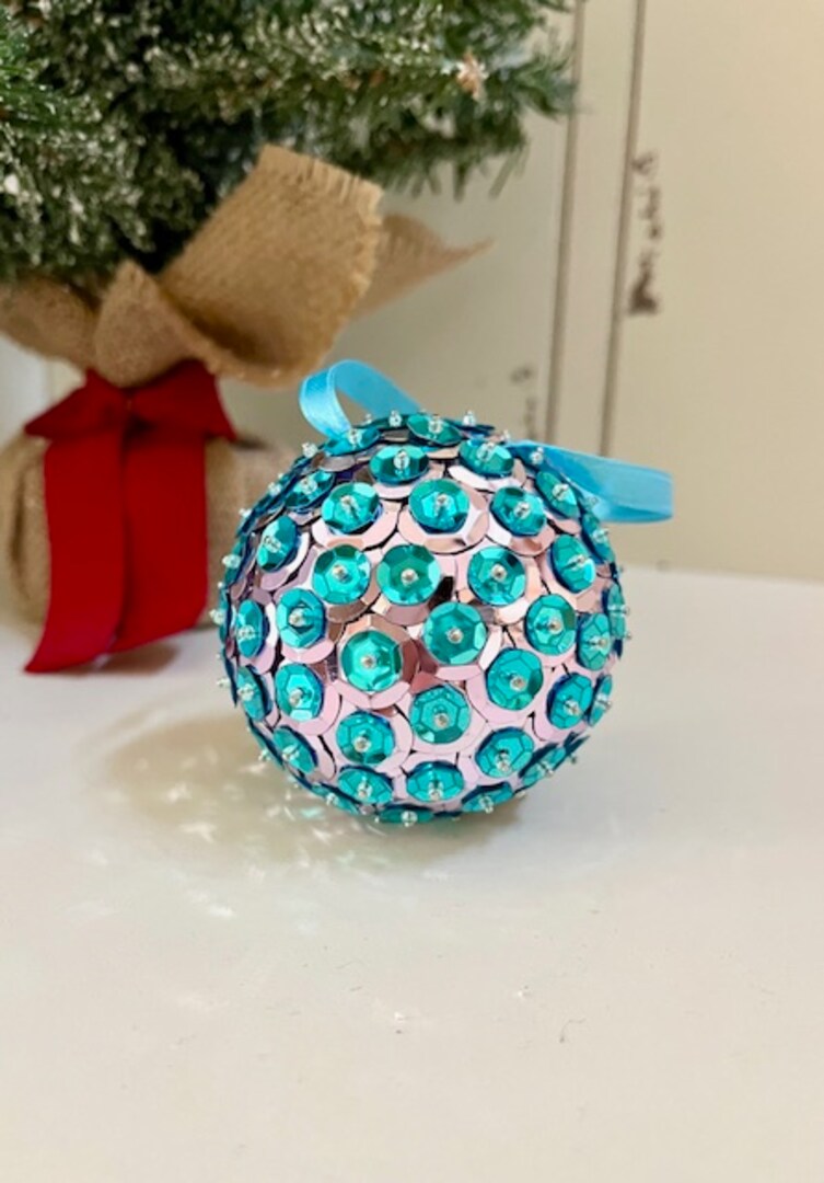 Vintage Decor and Inspiration for a Retro Christmas Tree - Decorator's Warehouse Vintage Decor and Inspiration for a Retro Christmas Tree - Decorator's Warehouse